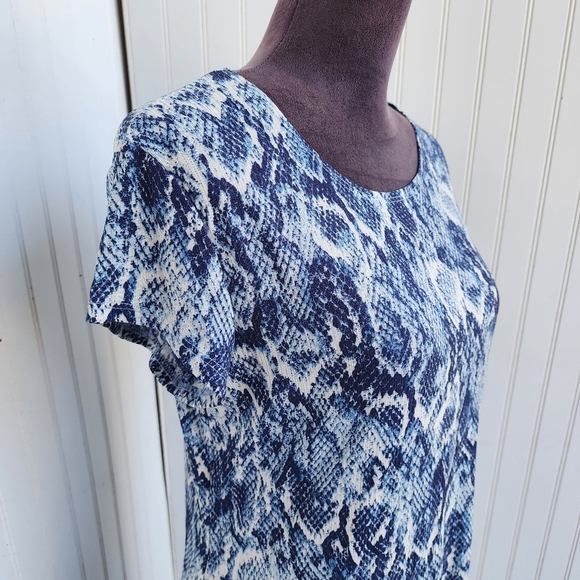 NWT TIANA B Gorgeous Blue White Snake Skin Shift Dress Short Sleeve Stretch Sz L - Picture 4 of 15